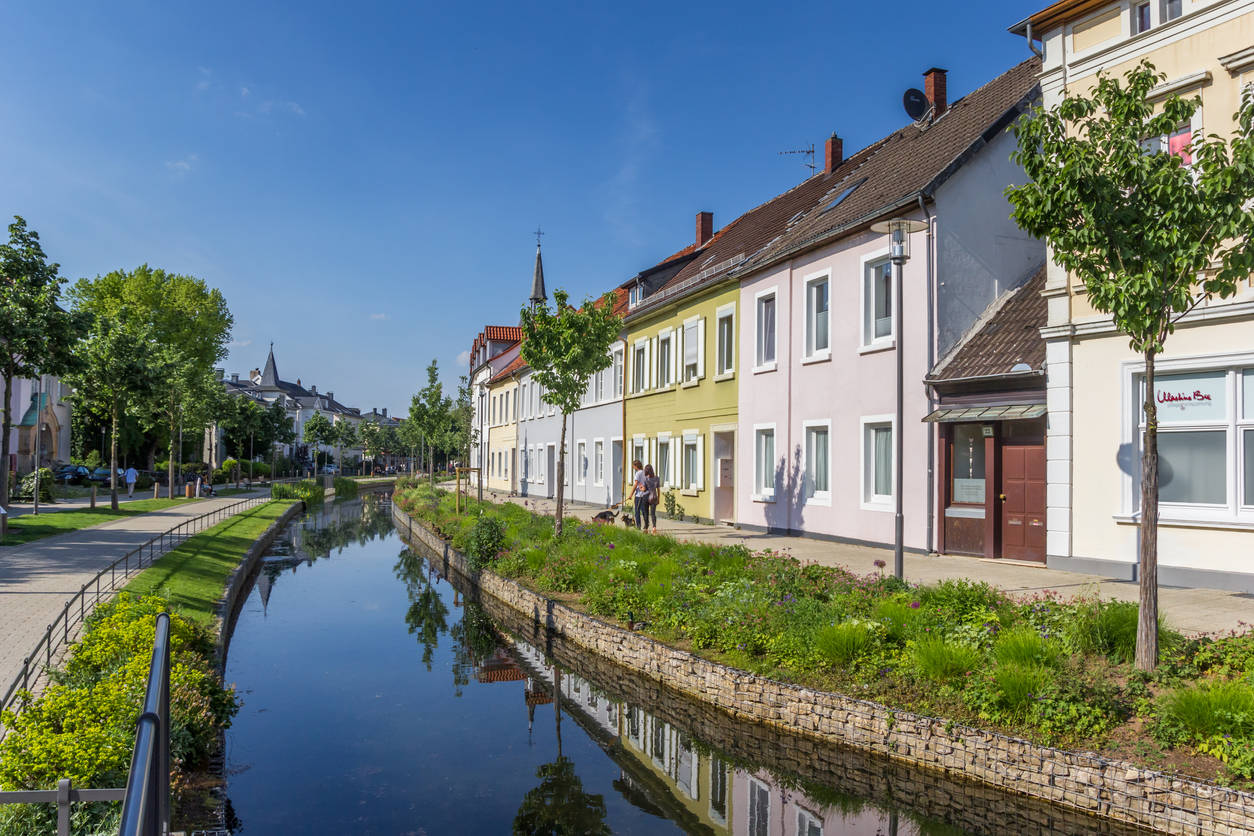 Bunter Kanal im historischen Zentrum von Detmold, Deutschland